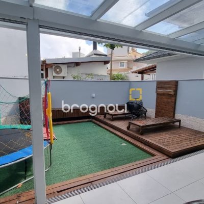 Casa de Condomínio com 138m², 3 quartos (sendo 3 suítes), 2 garagens, no bairro Cachoeira do Bom Jesus em Florianópolis