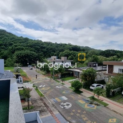 Casa de Condomínio com 138m², 3 quartos (sendo 3 suítes), 2 garagens, no bairro Cachoeira do Bom Jesus em Florianópolis