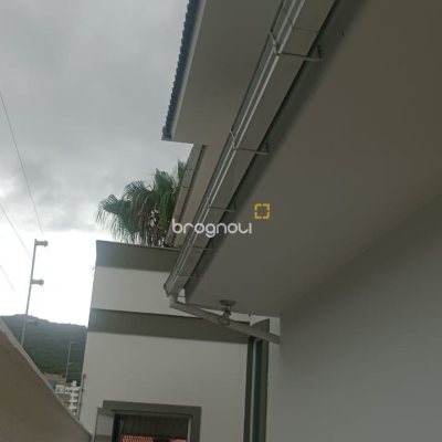 Casa com 239m², 3 quartos (sendo 1 suíte), 2 garagens, no bairro Pedra Branca em Palhoça