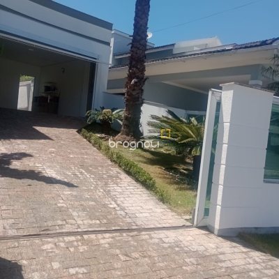 Casa com 239m², 3 quartos (sendo 1 suíte), 2 garagens, no bairro Pedra Branca em Palhoça