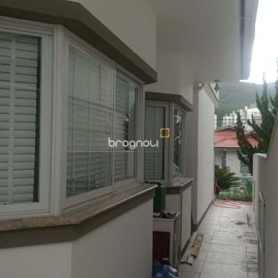 Casa com 239m², 3 quartos (sendo 1 suíte), 2 garagens, no bairro Pedra Branca em Palhoça