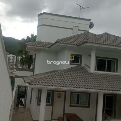 Casa com 239m², 3 quartos (sendo 1 suíte), 2 garagens, no bairro Pedra Branca em Palhoça
