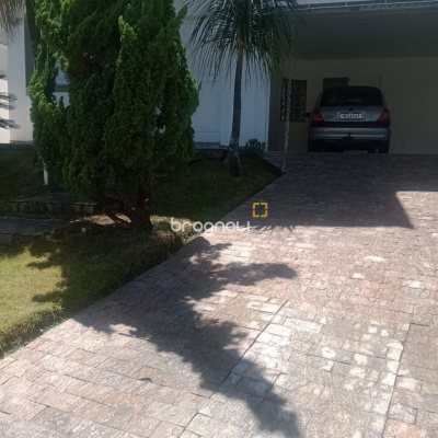 Casa com 239m², 3 quartos (sendo 1 suíte), 2 garagens, no bairro Pedra Branca em Palhoça