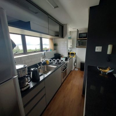 Apartamento com 64m², 2 quartos (sendo 1 suíte), 2 garagens, no bairro Agronômica em Florianópolis