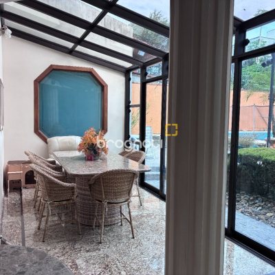 Casa com 640m², 5 quartos (sendo 5 suítes), 4 garagens, no bairro Itacorubi em Florianópolis