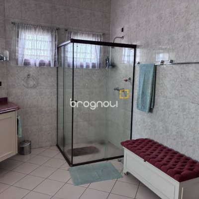 Casa com 640m², 5 quartos (sendo 5 suítes), 4 garagens, no bairro Itacorubi em Florianópolis