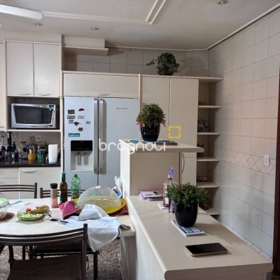 Casa com 640m², 5 quartos (sendo 5 suítes), 4 garagens, no bairro Itacorubi em Florianópolis