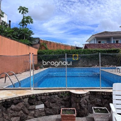 Casa com 640m², 5 quartos (sendo 5 suítes), 4 garagens, no bairro Itacorubi em Florianópolis
