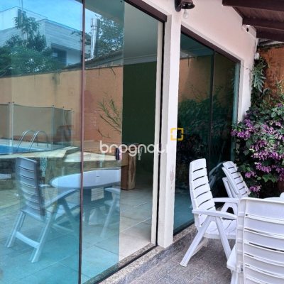 Casa com 640m², 5 quartos (sendo 5 suítes), 4 garagens, no bairro Itacorubi em Florianópolis