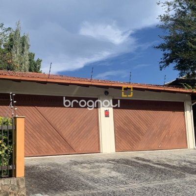 Casa com 640m², 5 quartos (sendo 5 suítes), 4 garagens, no bairro Itacorubi em Florianópolis