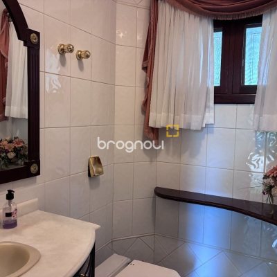 Casa com 640m², 5 quartos (sendo 5 suítes), 4 garagens, no bairro Itacorubi em Florianópolis
