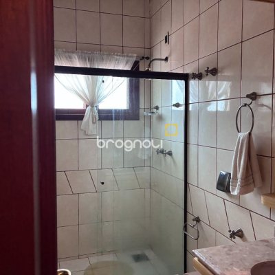 Casa com 640m², 5 quartos (sendo 5 suítes), 4 garagens, no bairro Itacorubi em Florianópolis