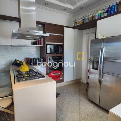 Casa com 409m², 4 quartos (sendo 4 suítes), 4 garagens, no bairro Carvoeira em Florianópolis