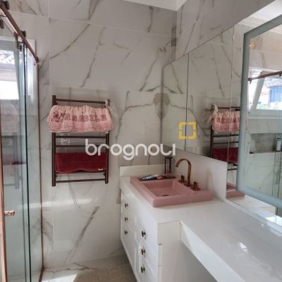 Casa com 409m², 4 quartos (sendo 4 suítes), 4 garagens, no bairro Carvoeira em Florianópolis
