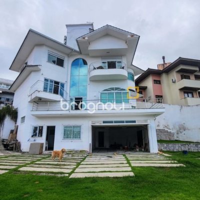 Casa com 409m², 4 quartos (sendo 4 suítes), 4 garagens, no bairro Carvoeira em Florianópolis