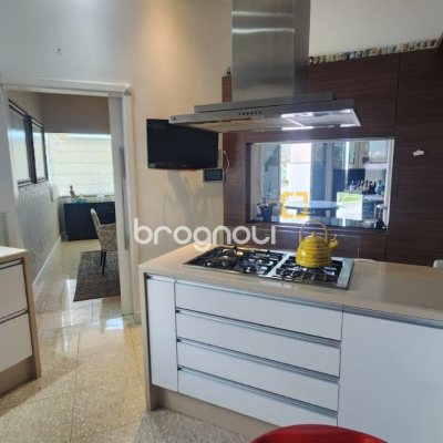 Casa com 409m², 4 quartos (sendo 4 suítes), 4 garagens, no bairro Carvoeira em Florianópolis