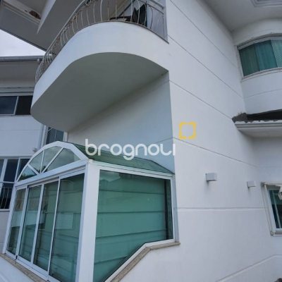 Casa com 409m², 4 quartos (sendo 4 suítes), 4 garagens, no bairro Carvoeira em Florianópolis