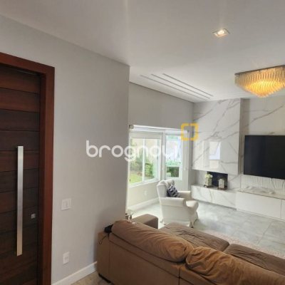 Casa com 409m², 4 quartos (sendo 4 suítes), 4 garagens, no bairro Carvoeira em Florianópolis