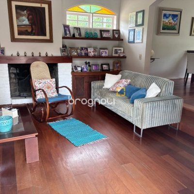 Casa com 240m², 3 quartos (sendo 1 suíte), 2 garagens, no bairro Córrego Grande em Florianópolis