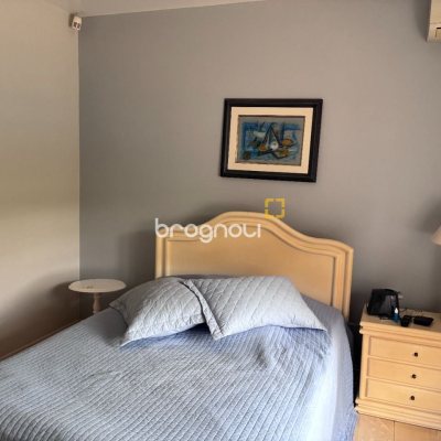 Casa com 240m², 3 quartos (sendo 1 suíte), 2 garagens, no bairro Córrego Grande em Florianópolis