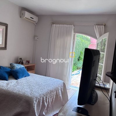 Casa com 240m², 3 quartos (sendo 1 suíte), 2 garagens, no bairro Córrego Grande em Florianópolis