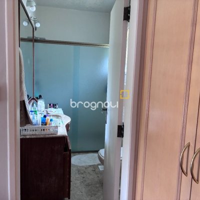 Casa com 240m², 3 quartos (sendo 1 suíte), 2 garagens, no bairro Córrego Grande em Florianópolis