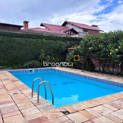 Casa com 240m², 3 quartos (sendo 1 suíte), 2 garagens, no bairro Córrego Grande em Florianópolis