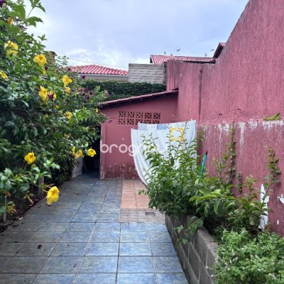 Casa com 240m², 3 quartos (sendo 1 suíte), 2 garagens, no bairro Córrego Grande em Florianópolis