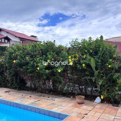 Casa com 240m², 3 quartos (sendo 1 suíte), 2 garagens, no bairro Córrego Grande em Florianópolis
