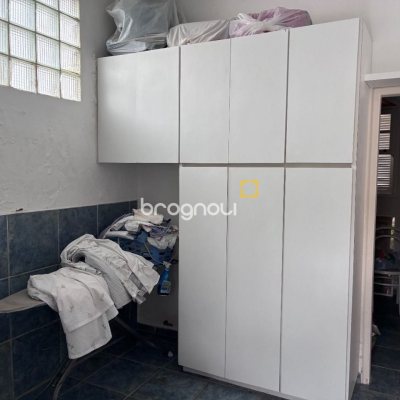 Casa com 240m², 3 quartos (sendo 1 suíte), 2 garagens, no bairro Córrego Grande em Florianópolis