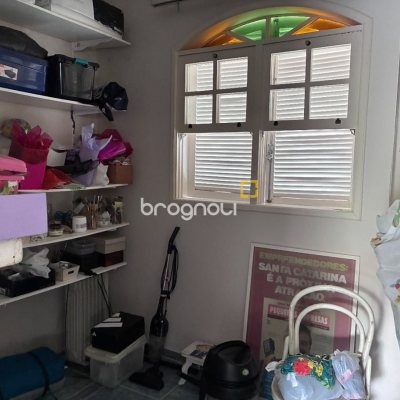 Casa com 240m², 3 quartos (sendo 1 suíte), 2 garagens, no bairro Córrego Grande em Florianópolis