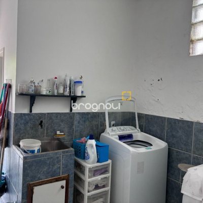 Casa com 240m², 3 quartos (sendo 1 suíte), 2 garagens, no bairro Córrego Grande em Florianópolis