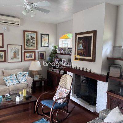 Casa com 240m², 3 quartos (sendo 1 suíte), 2 garagens, no bairro Córrego Grande em Florianópolis