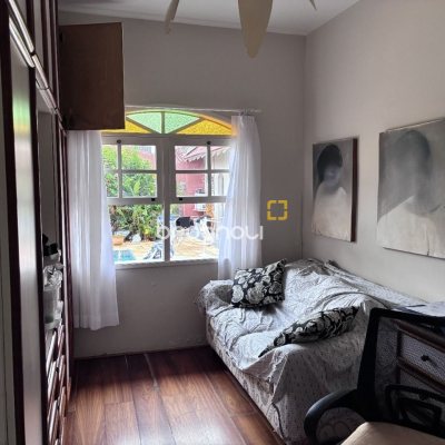 Casa com 240m², 3 quartos (sendo 1 suíte), 2 garagens, no bairro Córrego Grande em Florianópolis