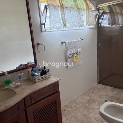 Casa com 240m², 3 quartos (sendo 1 suíte), 2 garagens, no bairro Córrego Grande em Florianópolis