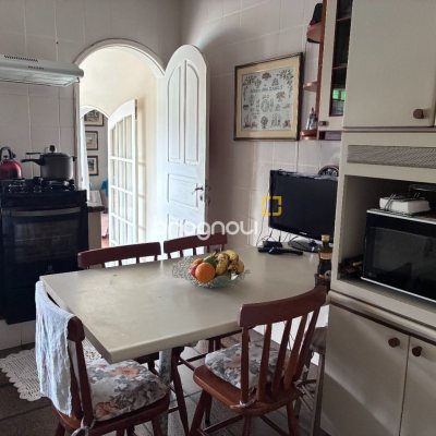 Casa com 240m², 3 quartos (sendo 1 suíte), 2 garagens, no bairro Córrego Grande em Florianópolis