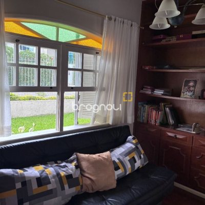 Casa com 240m², 3 quartos (sendo 1 suíte), 2 garagens, no bairro Córrego Grande em Florianópolis