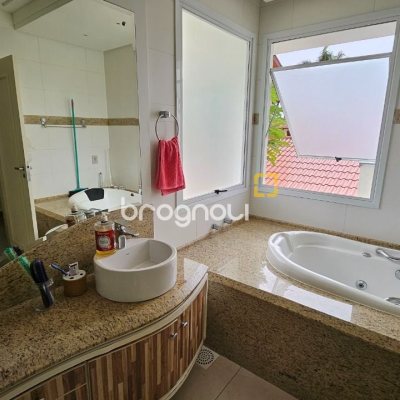 Casa com 339m², 3 quartos (sendo 3 suítes), 3 garagens, no bairro Santa Mônica em Florianópolis