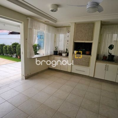 Casa com 339m², 3 quartos (sendo 3 suítes), 3 garagens, no bairro Santa Mônica em Florianópolis