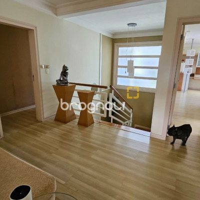 Casa com 339m², 3 quartos (sendo 3 suítes), 3 garagens, no bairro Santa Mônica em Florianópolis