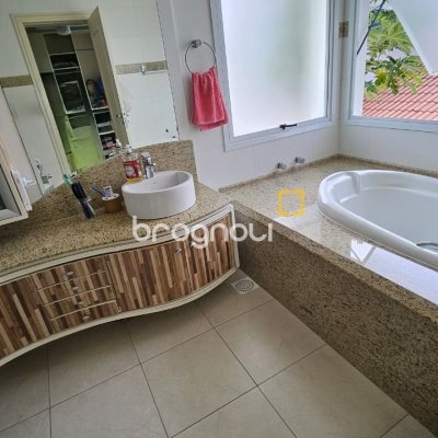 Casa com 339m², 3 quartos (sendo 3 suítes), 3 garagens, no bairro Santa Mônica em Florianópolis