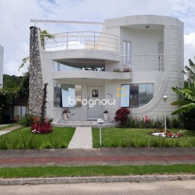 Casa com 200m², 3 quartos (sendo 1 suíte), 4 garagens, no bairro Cachoeira do Bom Jesus em Florianópolis