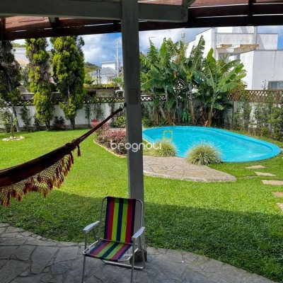 Casa com 200m², 3 quartos (sendo 1 suíte), 4 garagens, no bairro Cachoeira do Bom Jesus em Florianópolis