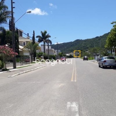 Casa com 200m², 3 quartos (sendo 1 suíte), 4 garagens, no bairro Cachoeira do Bom Jesus em Florianópolis