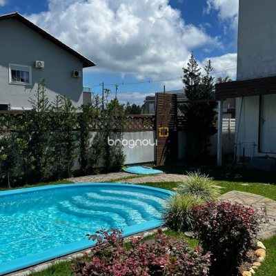 Casa com 200m², 3 quartos (sendo 1 suíte), 4 garagens, no bairro Cachoeira do Bom Jesus em Florianópolis
