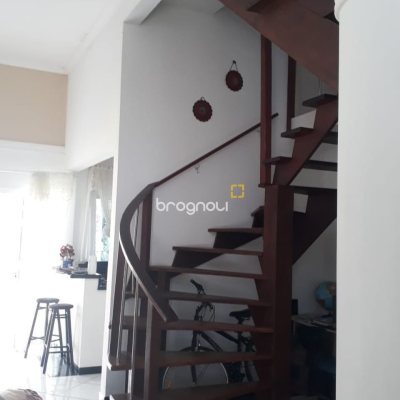 Casa com 200m², 3 quartos (sendo 1 suíte), 4 garagens, no bairro Cachoeira do Bom Jesus em Florianópolis