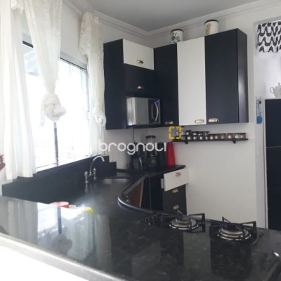 Casa com 200m², 3 quartos (sendo 1 suíte), 4 garagens, no bairro Cachoeira do Bom Jesus em Florianópolis