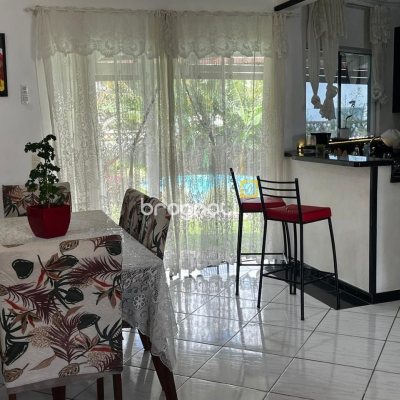 Casa com 200m², 3 quartos (sendo 1 suíte), 4 garagens, no bairro Cachoeira do Bom Jesus em Florianópolis