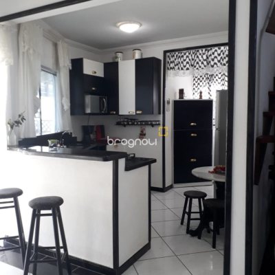 Casa com 200m², 3 quartos (sendo 1 suíte), 4 garagens, no bairro Cachoeira do Bom Jesus em Florianópolis
