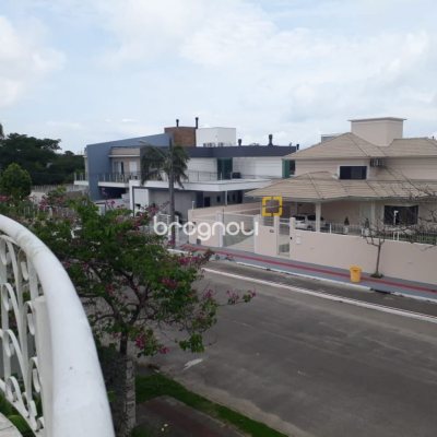 Casa com 200m², 3 quartos (sendo 1 suíte), 4 garagens, no bairro Cachoeira do Bom Jesus em Florianópolis